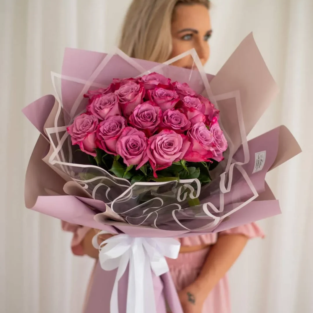 Purpurinių gėlių puokštė tinka mamai, močiutei gimtadieniui ar be progos