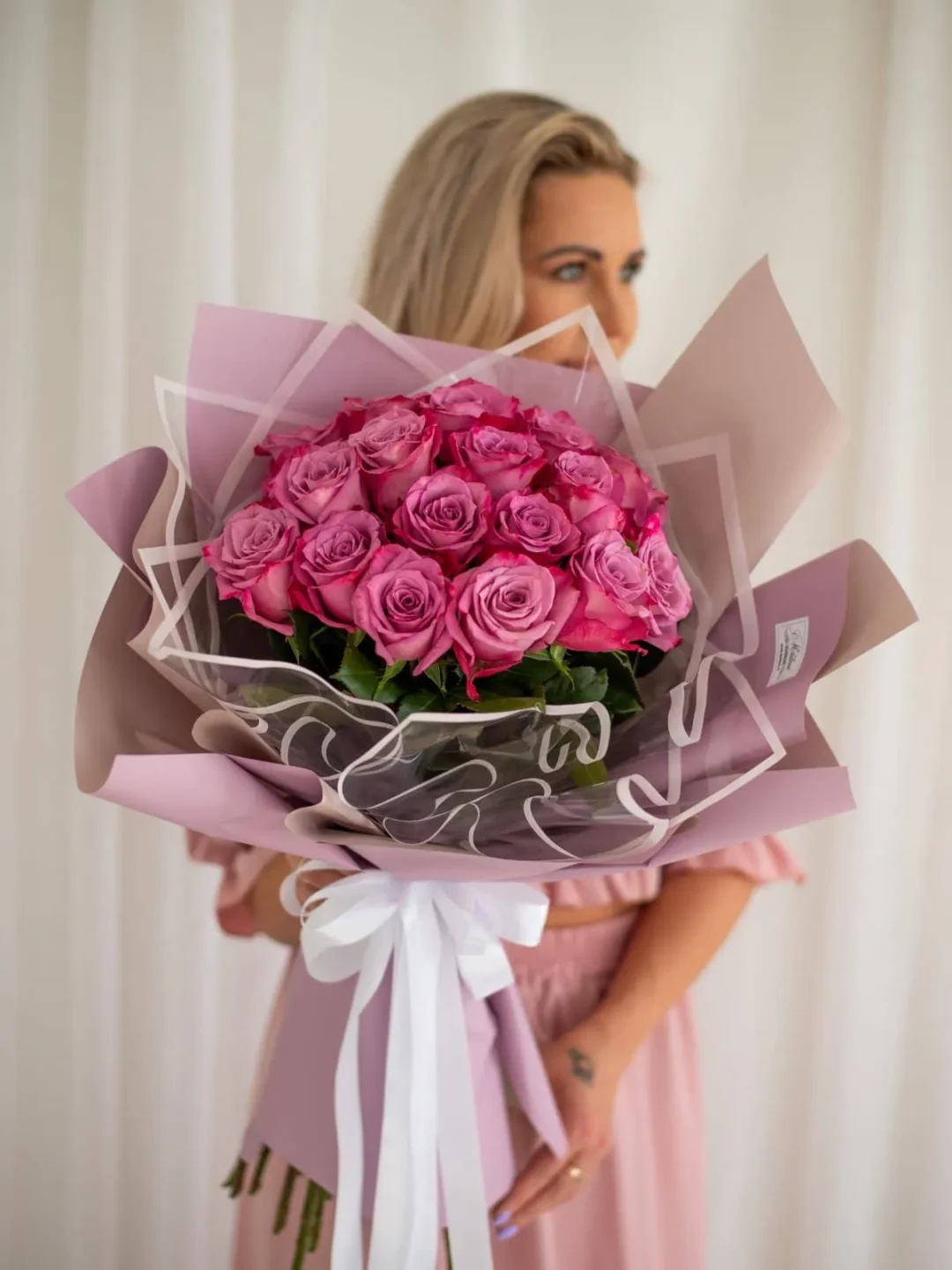 Purpurinių gėlių puokštė tinka mamai, močiutei gimtadieniui ar be progos