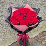 Bordo rožių puokštę su klasikiniu pakavimu rožiniu akcentu ir juodu popieriumi