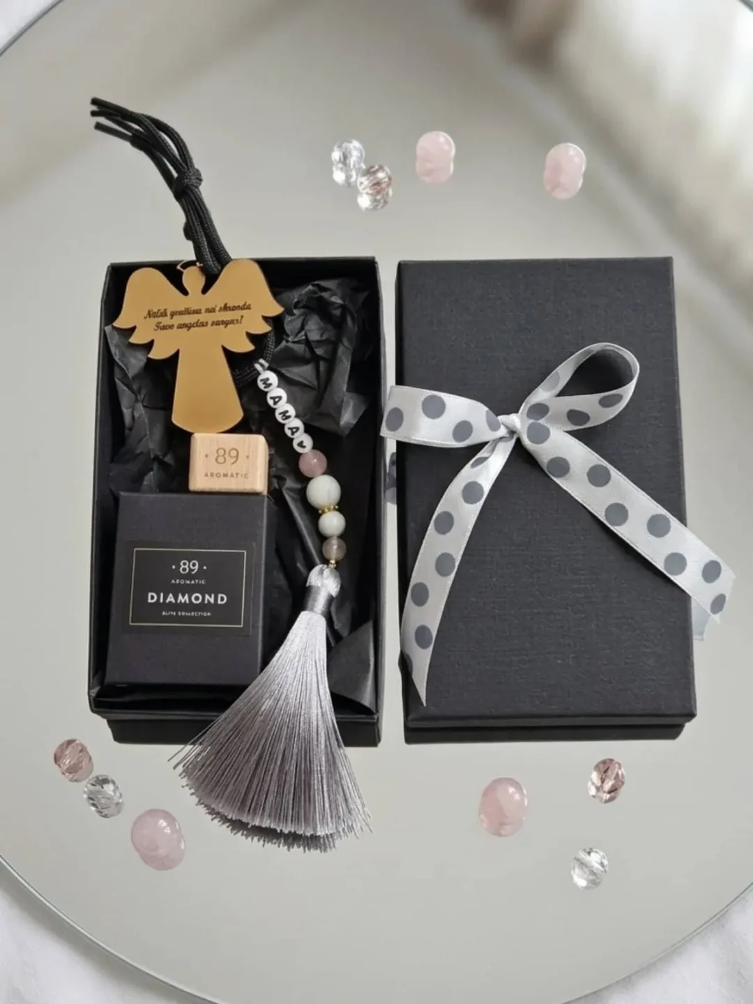 Kruopščiai rankomis kurti aromatai ir unikalūs pakabukai sukurti tiems, kurie vertina estetiką. Kiekvienas gaminys -vienetinis, skleidžiantis ne tik malonų aromatą, bet ir kūrėjo šilumą.