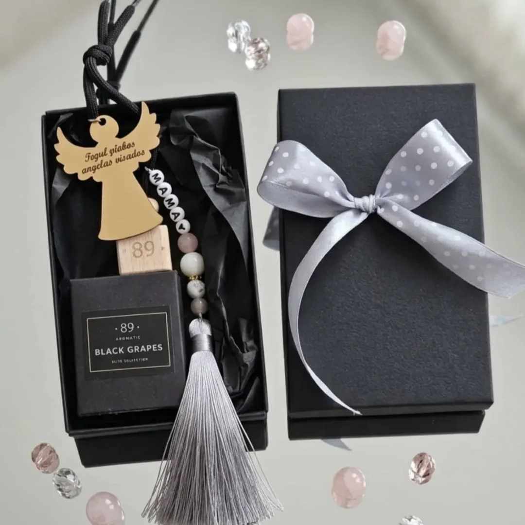 Jaukumo ir stiliaus derinys Jūsų automobiliui. Unikalus dizainas, ilgai išliekantis aromatas ir kruopštus išpildymas. Idealiai tinka dovanai ar savo erdvės atnaujinimui.