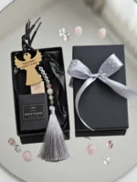 Jaukumo ir stiliaus derinys Jūsų automobiliui. Unikalus dizainas, ilgai išliekantis aromatas ir kruopštus išpildymas. Idealiai tinka dovanai ar savo erdvės atnaujinimui.