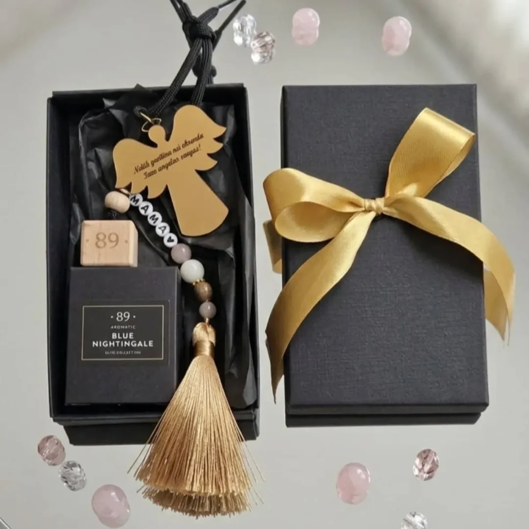 Padovanokite dalelę jaukumo! Mūsų rankų darbo automobilio aksesuaras su pasirinktu aromatu pripildys saloną malonių emocijų ir taps stilingu palydovu kiekvienoje išvykoje.