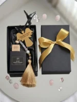 Padovanokite dalelę jaukumo! Mūsų rankų darbo automobilio aksesuaras su pasirinktu aromatu pripildys saloną malonių emocijų ir taps stilingu palydovu kiekvienoje išvykoje.