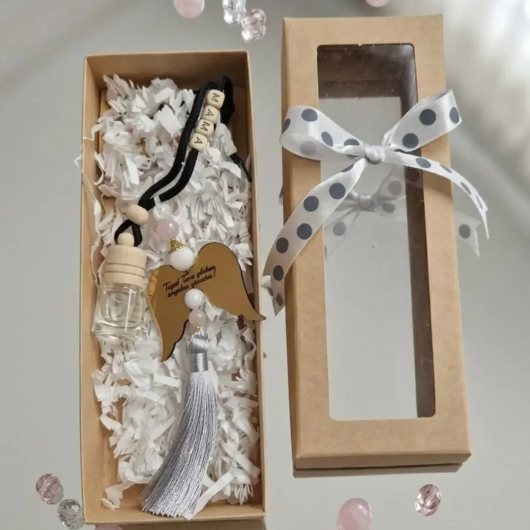 Rankų darbo automobilio kvapas su išskirtiniu aksesuaru – tai detalė, kuri suteikia Jūsų kasdienėms kelionėms jaukumo ir prabangos. Tai ne tik kvapas, tai - Jūsų automobilio stiliaus dalis.