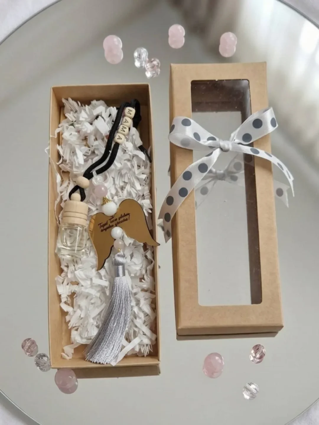 Rankų darbo automobilio kvapas su išskirtiniu aksesuaru – tai detalė, kuri suteikia Jūsų kasdienėms kelionėms jaukumo ir prabangos. Tai ne tik kvapas, tai - Jūsų automobilio stiliaus dalis.