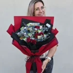 Loterijos bilietų puokštė su muilo gėlėmis, saldainiais ir vyriškai apipavidalinta kaip kostiumas, su varlyte.