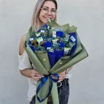 Loterijos bilietai su muilo gėlėmis, saldainiais ir eukaliptu apipavidalinta popieriumi su sagutėmis.