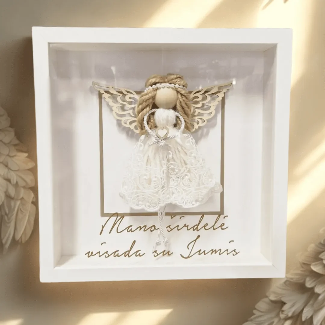 Rankų darbo rėmelis su angelu viduje, tinka krikšto tėveliams dovanoti.