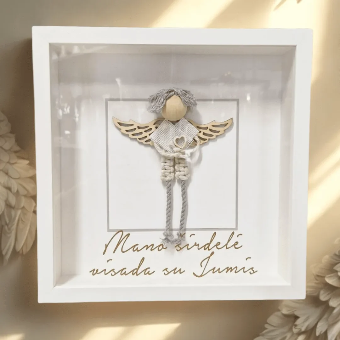 Rankų darbo rėmelis su angelu berniuku viduje, tinka krikšto tėveliams dovanoti.