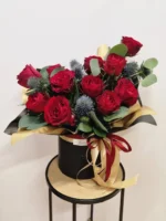 Bordo rožių derinys su eringais netradicinės formos subtiliai pagaminta, kuri tinka prabangą mėgstančiai damai.