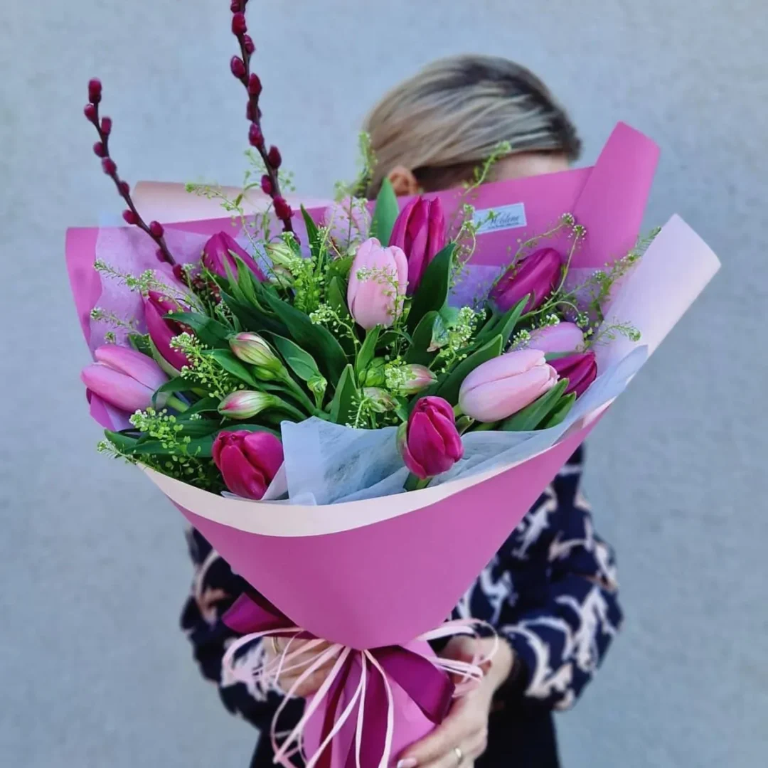 tulpių, alstromerijų su kačiukais puokštė gaivių spalvų