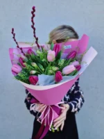 tulpių, alstromerijų su kačiukais puokštė gaivių spalvų