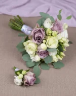 Nuotakos puokštė iš rožių ir eustomų bei eukalipto akcento. Įvesta švelniai violetinio atspalvio.