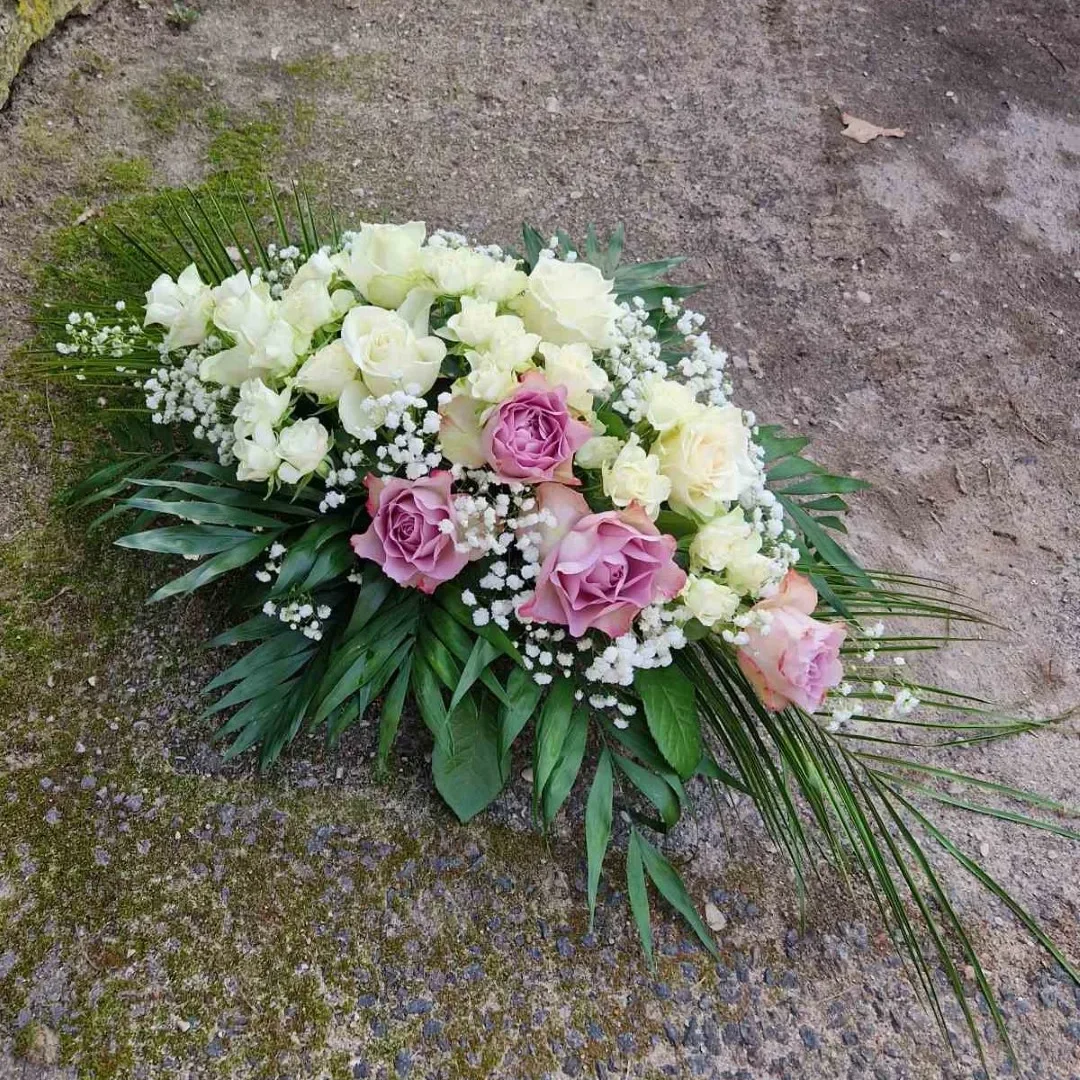Gedulinga puokštė su gyvomis gėlėmis įterpta violetinės spalvos akcento