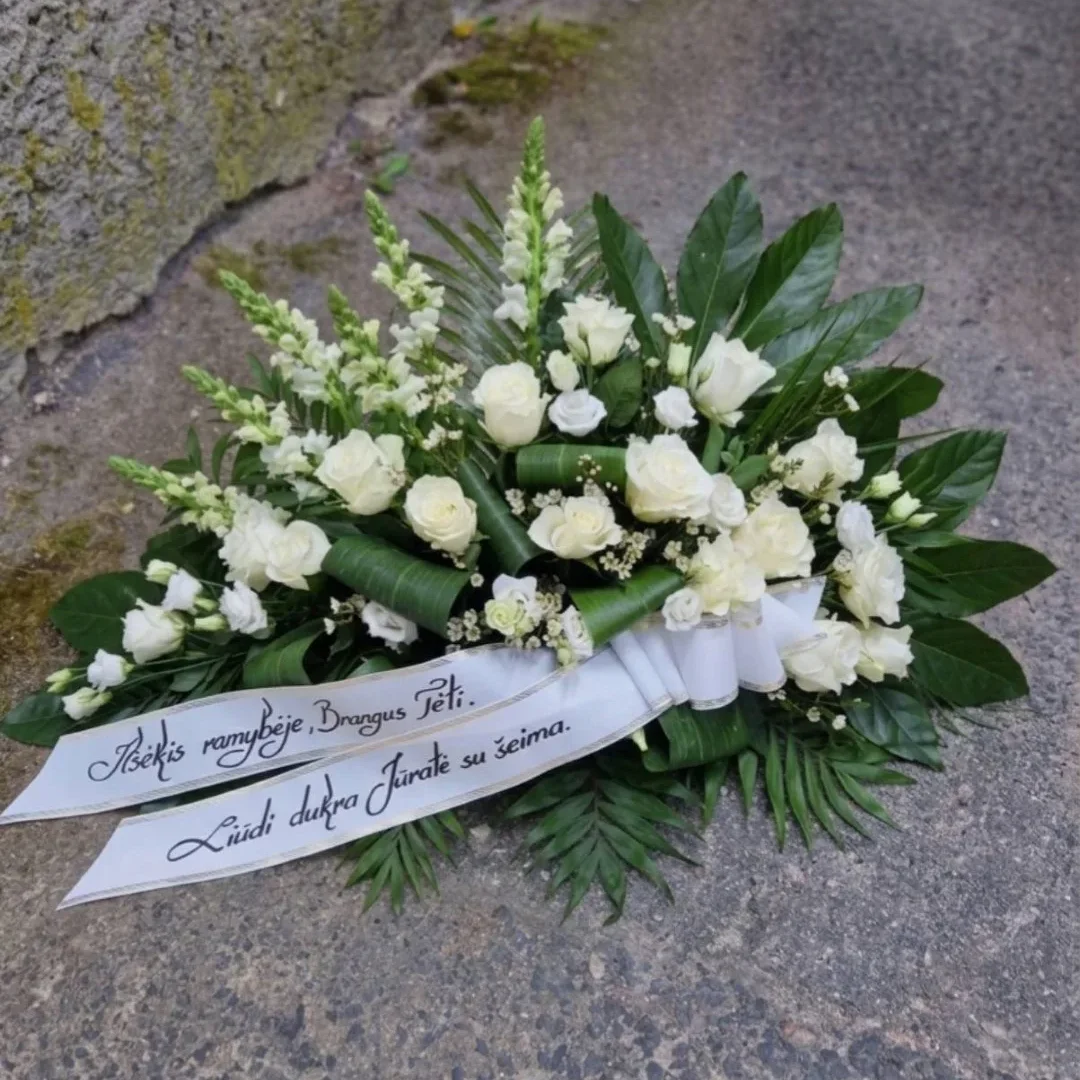 Gedulo puokštė su gyvomis gėlėmis ir gedulo juosta