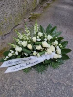Gedulo puokštė su gyvomis gėlėmis ir gedulo juosta